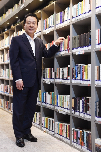 노현송 강서구청장이 20일 구청의 ‘톡톡쌀롱’에서 서울신문과 가진 민선 7기 2주년 인터뷰에서 “마곡지구는 앞으로 강서구 발전의 중요한 역할을 하는 것은 물론 한국 산업 발전에도 핵심적인 역할을 하게 될 것”이라며 포즈를 취하고 있다. 오장환 기자 5zzang@seoul.co.kr