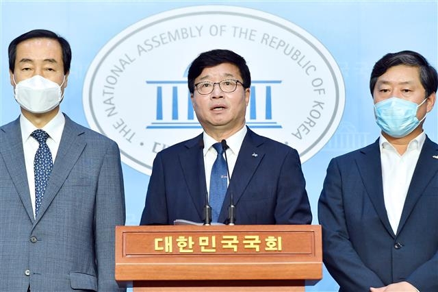 염태영(가운데) 수원시장이 20일 국회 소통관 기자회견장에서 더불어민주당 최고위원 출마를 선언하고 있다. 수원시 제공