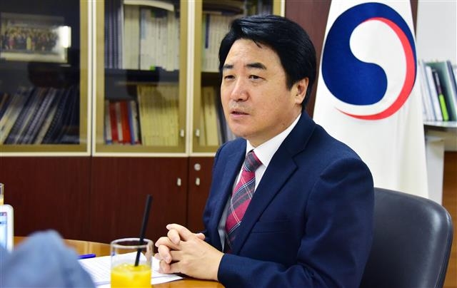 김일재 개인정보보호위원회 위원장 직무대행이 20일 정부서울청사 4층 집무실에서 개인정보 보호를 위한 정부의 방침과 목표를 설명하고 있다. 이종원 선임기자 jongwon@seoul.co.kr