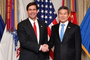 한미국방장관 전화회담…“전작권 전환 전 조건 충분히 충족돼야”(종합)