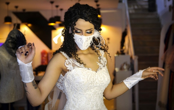 모델이 20일(현지시간) 이라크 바스라에서 디자이너 지아드 타리크가 디자인한 코로나19 확산 예방용 마스크를 선보이고 있다. AP 연합뉴스