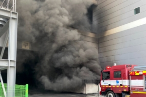 [포토] 검은 연기 뿜어내는 용인 물류센터