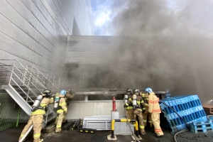 “화물차 옆서 ‘펑’ 소리와 불길”…용인 물류창고 불 5명 참변, 8명 부상