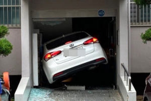 [포토] 승용차가 아파트 출입구로 돌진 ‘아찔’