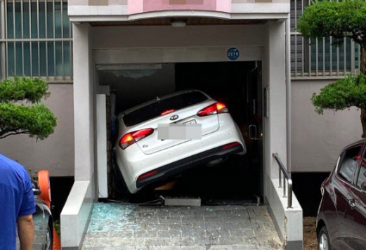 [포토] 승용차가 아파트 출입구로 돌진 ‘아찔’