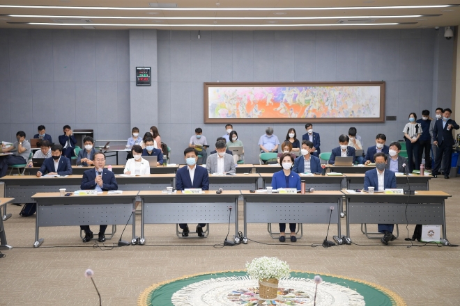 허석 시장이 21일 순천만국제습지센터에서 열린 ‘포스트 코로나 교육대전환을 위한 호남권 지역포럼’에서 지자체와 교육청간 협력의 중요성에 대해 설명하고 있다. 왼쪽부터 허석 시장, 장석웅 전남도교육감, 유은혜 사회부총리 겸 교육부장관