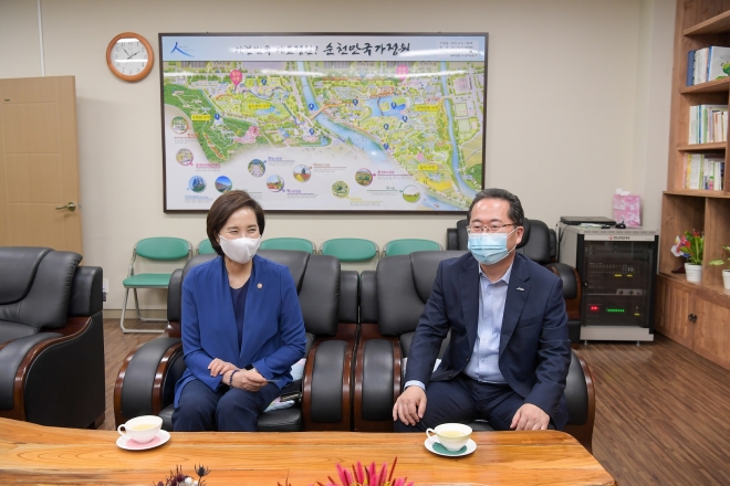 유은혜 교육부 장관과 허석 시장이 담소를 나누고 있다.