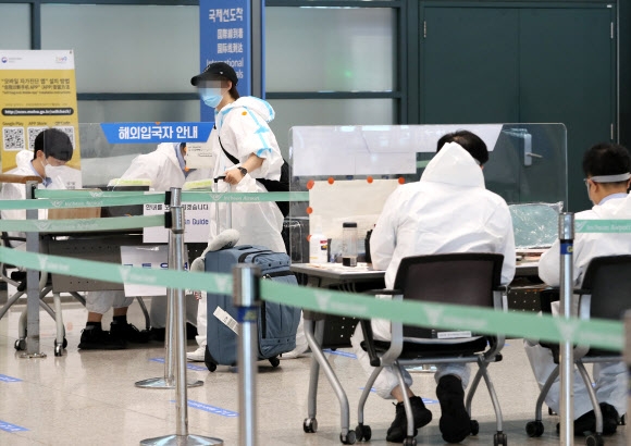 20일 오후 인천국제공항에서 입국객이 입국장을 나서고 있다. 2020.7.20 연합뉴스