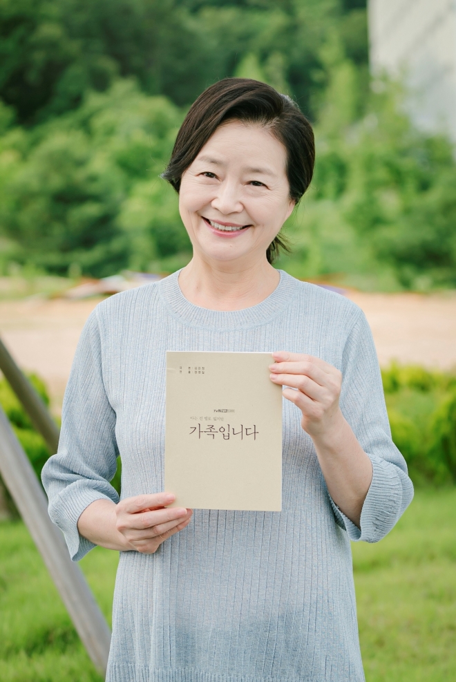 드라마 ‘(아는 건 별로 없지만) 가족입니다’에서 이진숙 역을 맡았던 배우 원미경은 “한국에서 혼자 촬영한 기간이 외롭기도 했지만, 가족을 이해하는 소중한 시간이었다”고 말했다. tvN 제공