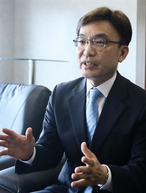 나희승 한국철도기술연구원장이 21일 경기 의왕 집무실에서 철도 연결이 교착상태에 놓인 남북협력의 물꼬를 틀 수 있다고 역설하고 있다. 한국철도기술연구원 제공