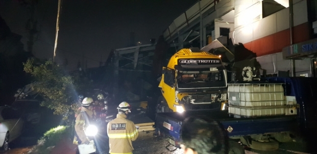 21일 인천 가좌동의 한 공장에서 탱크로리 폭발로 추정되는 사고가 일어나 8명이 다쳤다. 인천시소방본부 제공