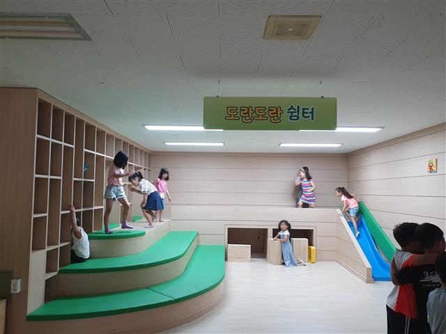광주 마지초등학교는 복도 한켠에 미끄럼틀과 책장, 계단 등을 설치해 학생들이 뛰어놀거나 책을 읽을 수 있는 ‘도란도란 쉼터´를 마련했다. 한국교육 녹색환경연구원 제공
