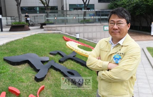 서양호 서울 중구청장이 지난 15일 서울신문과 취임 2주년 인터뷰를 갖기에 앞서 중구청 앞마당에서 포즈를 취하고 있다. 오장환 기자 5zzang@seoul.co.kr