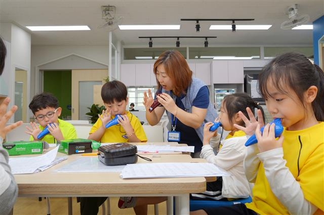 2019년 5월 서울 중구 흥인초등학교 돌봄교실에서 학생들이 오카리나를 배우고 있다. 중구 제공