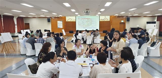지난해 7월 중구 학부모와 학생, 교사들이 중구청 대강당에서 교육지원센터(이로움) 공간 구성에 대해 토론하고 있다.  중구 제공