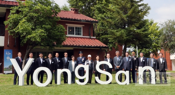 21일 서울 미군 용산기지 내 장교숙소 부지에서 열린 ‘함께 그리는 용산공원 부분개방 행사’에서 정세균(오른쪽 일곱 번째) 국무총리와 유홍준(여섯 번째) 용산공원조성추진위원회 민간공동위원장 등이 기념촬영을 하고 있다. 용산기지 동남쪽에 있는 미군 장교숙소 5단지 부지는 관광객을 위한 공간으로 리모델링돼 8월 1일 시민들에게 전면 개방된다. 박윤슬 기자 seul@seoul.co.kr