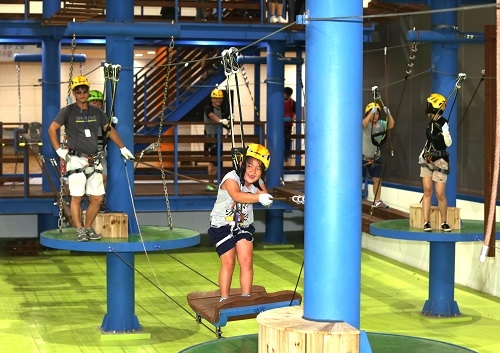 국립평창청소년수련원(강원도 평창군)에서 가족캠프에 참가한 가족들이 챌린지타운에서 실내 챌린지 체험활동을 하고 있다  한국청소년활동진흥원 제공