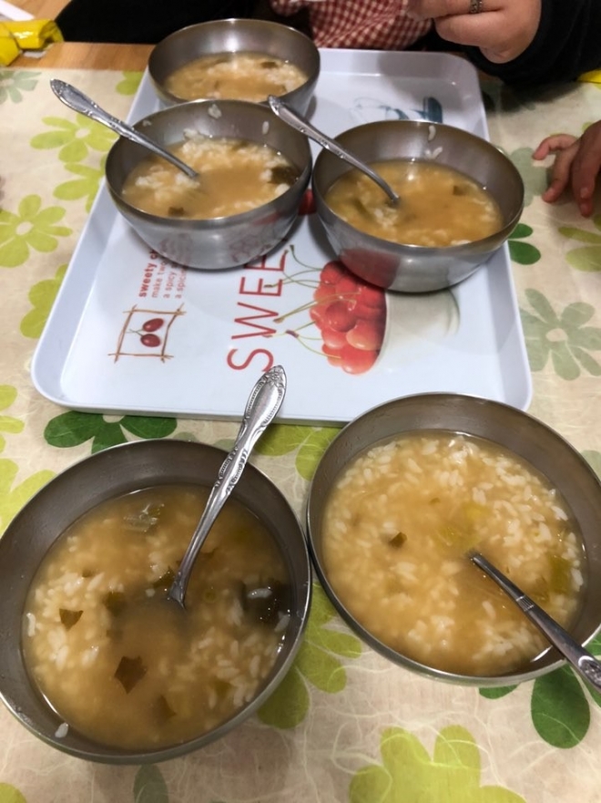 제주지역 어린이집 보육교사로 구성된 제주평등보육노동조합은 22일 기자회견을 열고 일부 어린이집 급식이 양과 질 모두에 문제가 있다고 폭로했다. 사진은 제주시내 한 어린이집에서 제공한 점심(제주평등보육노조)