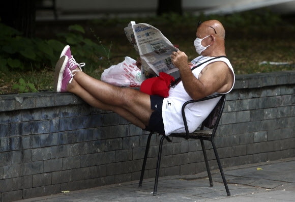 지난 16일(현지시간) 유럽 마케도니아에서 한 남성이 신문을 읽고 있다. 본 기사와 직접적인 연관 없음. AP통신