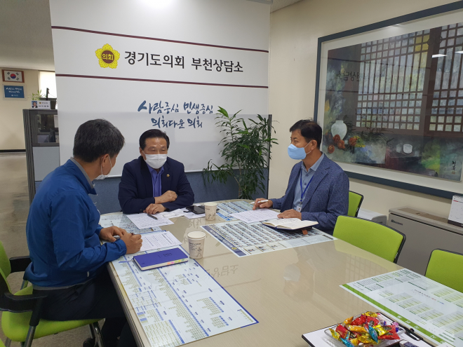 김명원 건설교통위원회 위원장은 도의회 부천상담소에서 송내역에서 광명역(KTX) 버스노선 연계개선 추진을 논의하는 시간을 가졌다. 경기도의회 제공