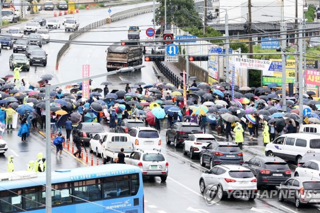 22일 경북 포항시 북구 흥해읍에서 포항지진 피해주민 약 1000명이 포항지진특별법 시행령 개정을 요구하는 궐기대회를 한 뒤 7번 국도를 1시간 가량 점거하며 시위하고 있다. 연합뉴스