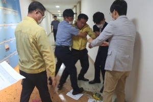 고양시의회 의장이 시장실 앞에 화분 ‘패대기’ …인사불만