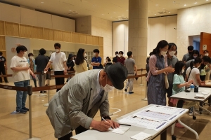 다섯달 만에 문 연 도서관·박물관…시민들 “반갑다”