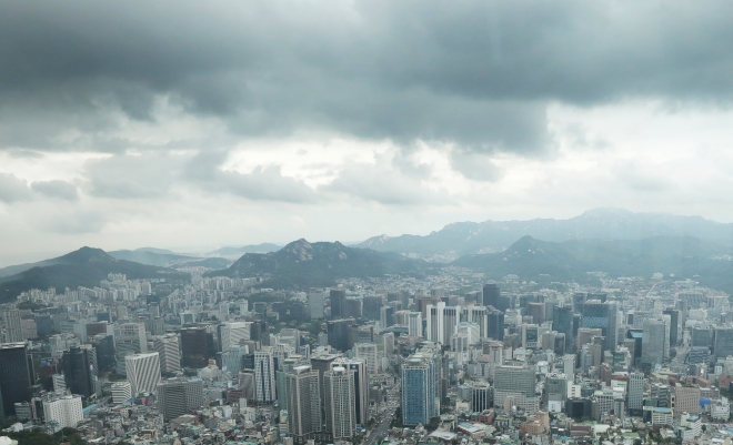 서울 남산타워에서 보이는 빌딩숲 위로 먹구름이 끼어있다. 2020.7.22 뉴스1