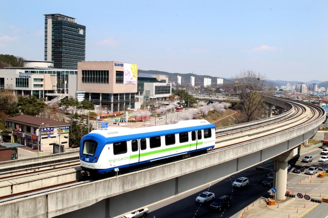 용인시내를 운행하는 ‘용인경전철’     용인시 제공