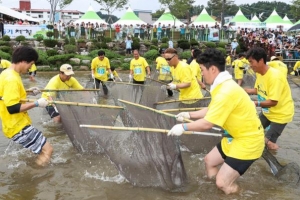 코로나 장기화에…축제용 물고기 은어 산천어 떼죽음 위기