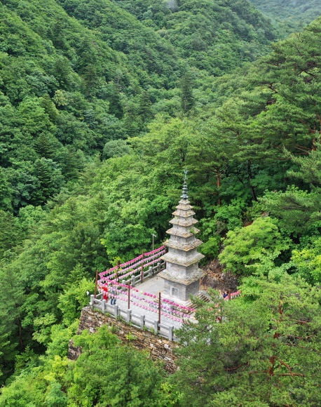 최근 국보로 지정된 정선 정암사 수마노탑.