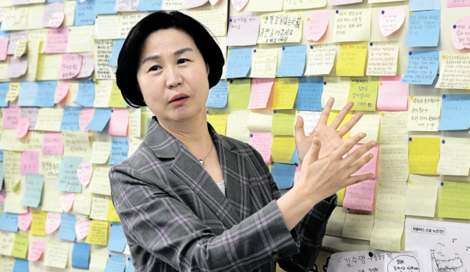 김수영 양천구청장이 22일 구청장실에서 서울신문과 가진 민선 7기 2주년 인터뷰에서 사무실 벽에 빼곡히 붙어 있는 지역 주민들의 민원이 담긴 스티커에 대해 설명하고 있다. 이종원 선임기자 jongwon@seoul.co.kr