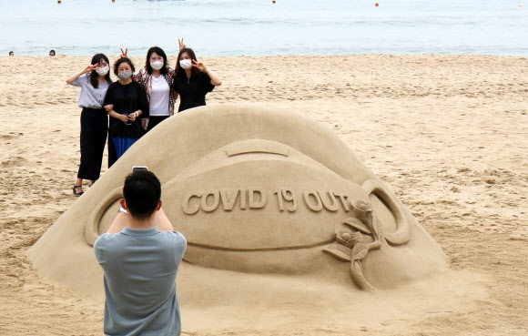 탁 트인 해운대에서도 마스크는 필수