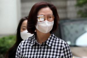 [포토] 지지자들 바라보며 법정 향하는 정경심 교수