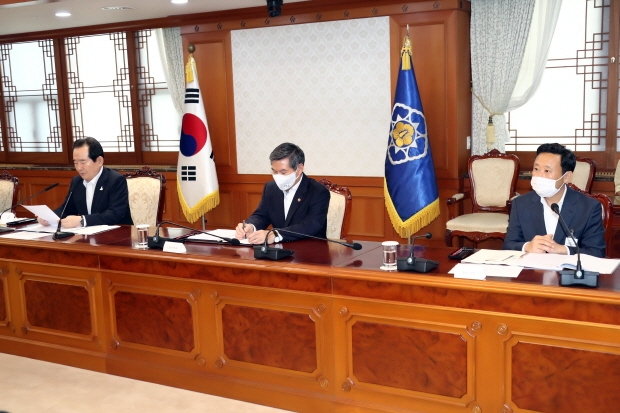 장정민 옹진군수(오른쪽 끝)가 지난 20일 정부청사에서 정세균 국무총리(왼쪽 끝) 주재로 열린’서해5도 지원위원회’에 참석해 모두 발언을 듣고 있다.(옹진군 제공)