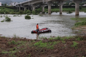 말다툼 하다 강에 뛰어든 아내 구하려던 남편 익사