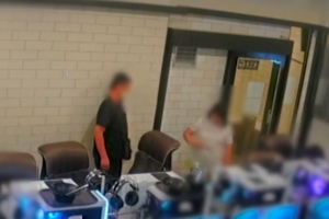 옷에 피 묻은 흉기 쓱… 술 취한 10대, PC방 묻지마 난동