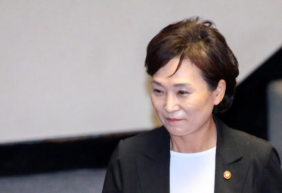 대정부질문 답변 후 미소짓는 김현미 장관