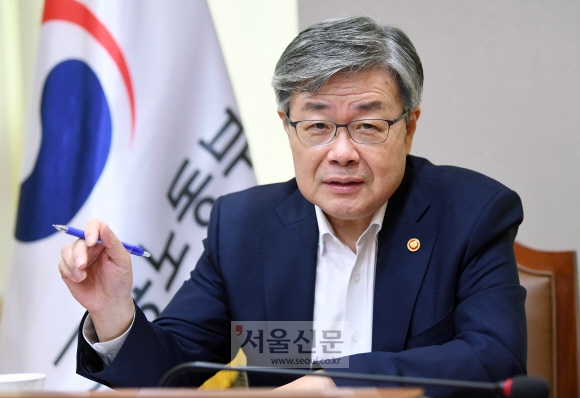 이재갑 고용노동부 장관이 23일 서울 중구 서울지방고용노동청에서 가진 서울신문과의 인터뷰에서 코로나19 극복을 위한 노사정 합의, 최저임금, 산업재해, 시행 1년을 맞은 직장 내 괴롭힘 금지법 확대 등에 대한 견해를 밝히고 있다. 이종원 선임기자 jongwon@seoul.co.kr