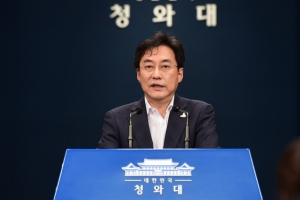 청와대 대변인 “박원순 피해자에 위로…靑 공식입장은 아니다”(종합)