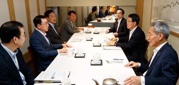 은성수(오른쪽 두 번째) 금융위원장이 지난달 23일 서울 중구의 한 음식점에서 열린 5대 금융지주 회장들과의 조찬 간담회에서 이야기를 나누고 있다. 금융위원회 제공