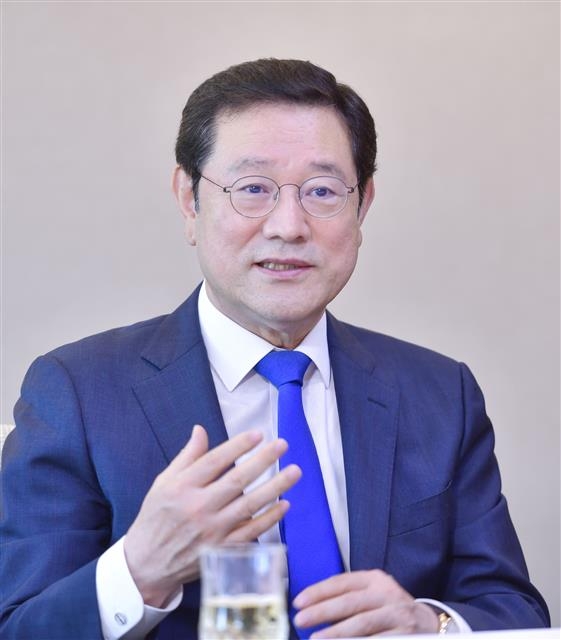 이용섭 광주시장이 23일 서울신문과 가진 인터뷰에서 ‘광주형 AI(인공지능)-그린뉴딜’로 젊은이들이 돌아오는 광주를 만들겠다고 밝히고 있다. 광주시 제공