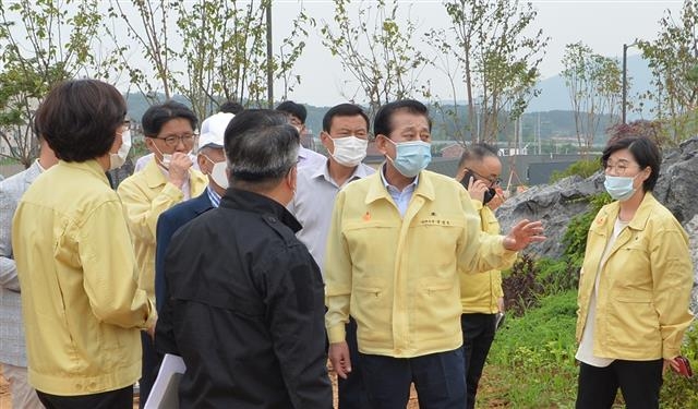 유천호(오른쪽 세 번째) 강화군수가 지난 12일 마무리공사가 한창인 갑룡공원 공사현장을 둘러보고 있다. 강화군 제공