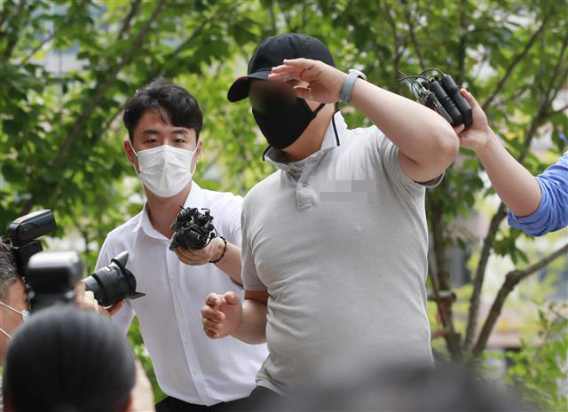 응급환자가 탄 구급차를 막아서 환자를 사망에 이르게 한 혐의를 받는 택시기사 최 모씨가 24일 오전 서울동부지법에서 열린 영장실질심사에 출석하고 있다. 2020.7.24<br>뉴스1