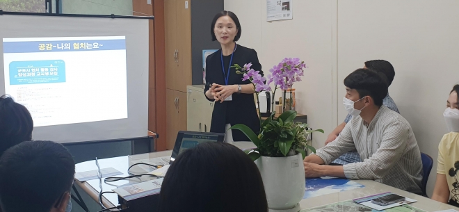 강사가 청내 부서를 찾아가 협치교육을 하고 있다. 군포시 제공 