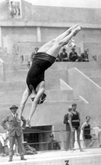 미국 다이빙 선수 엘리자베스 베커가 1924년 파리 올림픽 여자 스프링보드 대회에 출전해 경기를 치르고 있다. 그녀는 계속해서 금메달을 차지했다. AP 연합뉴스
