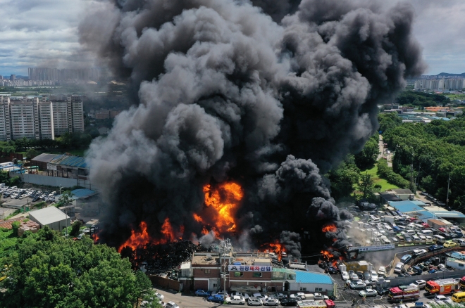 불타고 있는 원창폐차산업 공장 모습. 폭발음과 함께 거대한 검은 연기가 솟구치고 있다.