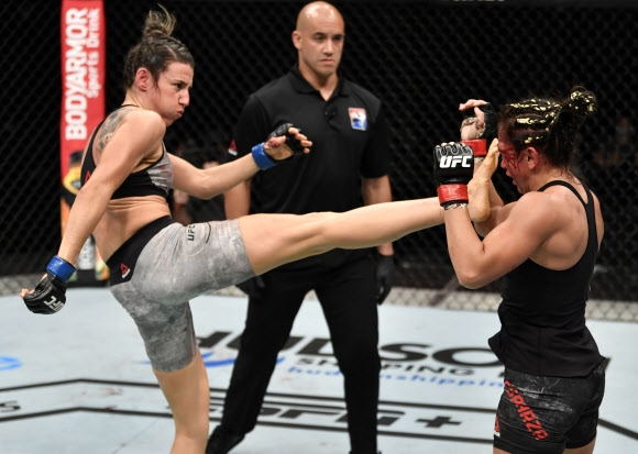 브라질의 마리나 로드리게스(왼쪽)가 26일(현지시간) 아랍에미리트 아부다비의 야스섬에서 열린 ‘UFC 파이트 나이트’ 이벤트 여성 스트로급 경기에서 미국의 카를라 에스파르자에게 킥을 날리고 있다. USA TODAY Sports 연합뉴스