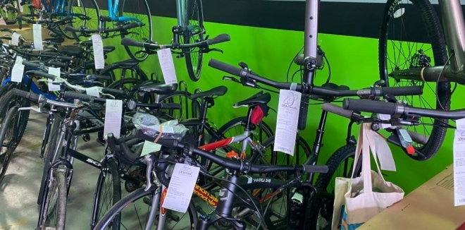 지난 24일(현지시간) 미국 버지니아주 폴스처치의 자전거상점인 바이크네틱의 모든 자전거에 이미 팔렸다는 표식인 영수증이 붙어 있다.