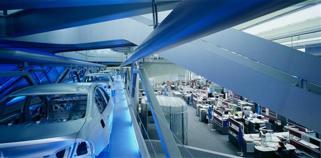 자하 하디드의 독일 라이프치히 BMW 센트럴 빌딩은 사무실과 공장의 공간 구획을 없애 자연스러운 어울림을 유도하고 근무환경의 차이에 따른 사회적·공간적 차별을 해소하고자 했다.  ⓒ자하 하디드 